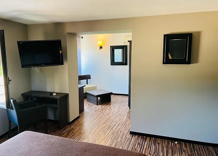 L\'Hotel De La Bourse A Bagnols-Sur-Ceze